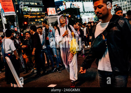 Shibuya, Japan. 26 Okt, 2019. Ein Mann im Kostüm feiern Halloween in Shibuya, Japan am 26. Oktober 2019. Quelle: Lba Co.Ltd./Alamy leben Nachrichten Stockfoto