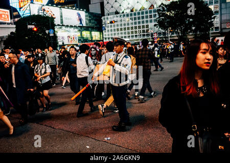 Shibuya, Japan. 26 Okt, 2019. Ein Polizeioffizier leitet der Massen bei Shibuya Crossing während der Halloween Feiern in Shibuya, Japan am 26. Oktober 2019. Quelle: Lba Co.Ltd./Alamy leben Nachrichten Stockfoto