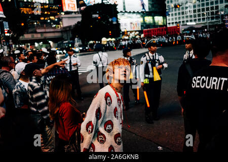 Shibuya, Japan. 26 Okt, 2019. Ein Mann schaut auf der Leuchtreklamen umliegenden Shibuya Crossing während der Halloween Feiern in Shibuya, Japan am 26. Oktober 2019. Quelle: Lba Co.Ltd./Alamy leben Nachrichten Stockfoto