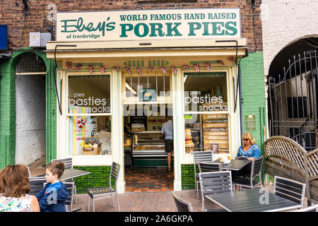 Eley von Ironbridge, weltberühmten Hand erhoben Pork Pie Shop in der Hohen Straße gegenüber dem Ironbridge in Telford, Shropshire entfernt Stockfoto