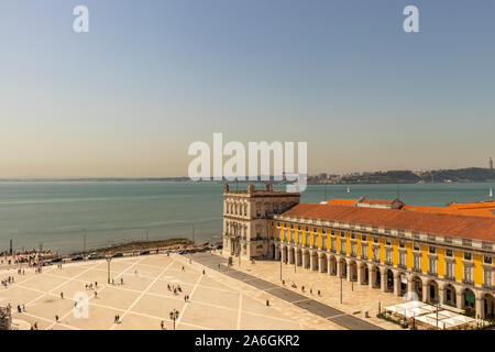 Blick auf den Fluss Tejo und die Praça do Comércio in Baixa, Stadtzentrum von Lissabon. Stockfoto