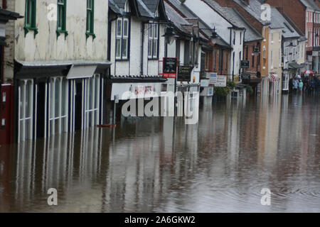 Klimawandel, Droitwich Spa, Worcester, England, Vereinigtes Königreich, 21/07/2017 . Überflutete High Street, in der Nähe, Kanal und Fluss Salwarpe platzen seine Ufer Stockfoto