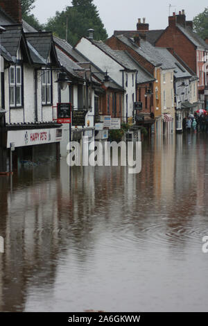 Klimawandel, Droitwich Spa, Worcester, England, Vereinigtes Königreich, 21/07/2017 . Überflutete High Street, in der Nähe, Kanal und Fluss Salwarpe platzen seine Ufer Stockfoto