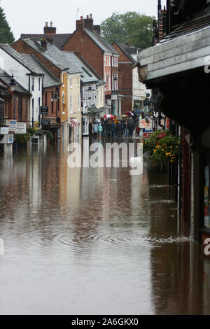 Klimawandel, Droitwich Spa, Worcester, England, Vereinigtes Königreich, 21/07/2017 . Überflutete High Street, in der Nähe, Kanal und Fluss Salwarpe platzen seine Ufer Stockfoto