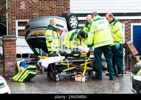 Die Notdienste über die Szene an einem Drink driving Unfall mit einer umgedreht und verletzten Fahrer, Polizei, Notarzt, Sanitäter und Feuerwehr, Polizei Stockfoto