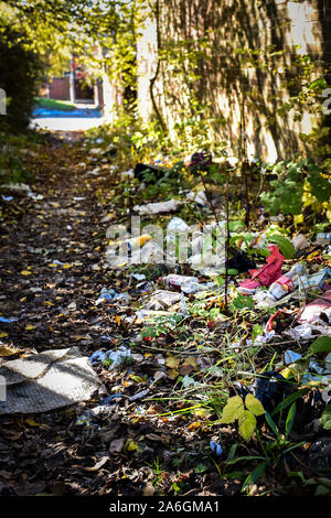 Müll entsorgt, Schuttplatz in einem Gässchen, Reisende, Müll, Abfall in armen Gegenden der Stadt entleert werden, Stoke-on-Trent, Armut Stockfoto