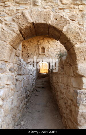 Passage unter der Kirche der Ädikula, Umm Ar Rasas, römische Zeit UNESCO-Weltkulturerbe, Amman Governorat, Jordanien, Naher Osten Stockfoto