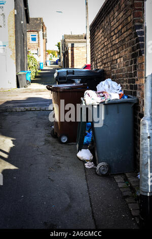 Abfälle nach Fliegen gespitzt, Abfälle, Gefährliche Abfälle, littering, Kippen in Stoke on Trent einer von Englands ärmsten Gegenden Fliegen Stockfoto