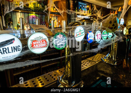 Eine Auswahl von Bier, Bier auf Sie an einem lokalen öffentlichen Haus in Spinnweben bereit für Halloween abgedeckt Stockfoto