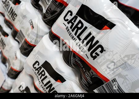 Dosen Carling Lager auf Verkauf in großen Mengen bereit für die Weihnachtsferien und zum Verkauf im Supermarkt Stockfoto