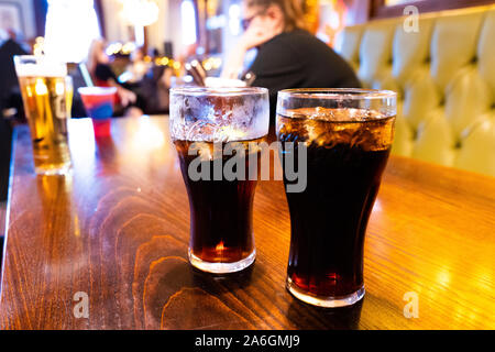 2 Pints Cola mit Eis in Coca Cola Gläser in einem lokalen Public House, erfrischend und lecker Stockfoto