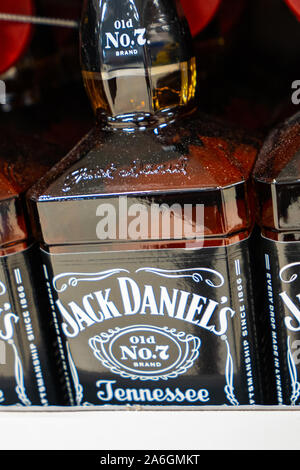 Flaschen Jack Daniels Tennessee Whiskey auf Verkauf zur Weihnachtszeit Stockfoto