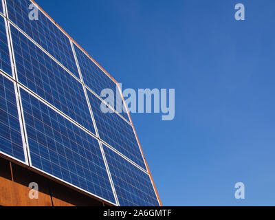 Photovoltaik Solar Panels auf dem Corten Stahl Dach einer Stadt der Universität. Stockfoto