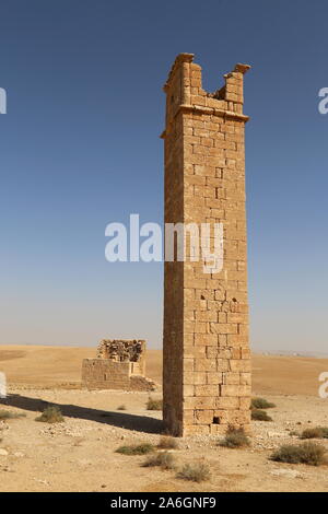 Quadratisches Gebäude und Stylite Tower, Umm AR Rasas, römische Zeit UNESCO-Weltkulturerbe, Amman Governorate, Jordanien, Naher Osten Stockfoto