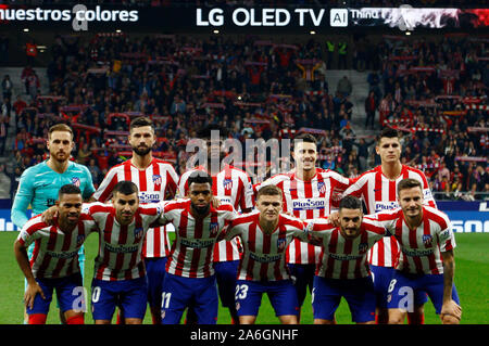 Atletico de Madrid team-Leitungen, die während der spanischen La Liga Match Runde 10 zwischen Atletico de Madrid und Athletic Club Bilbao bei Wanda Metropolitano Stadion in Madrid. (Endstand; Atletico de Madrid 2:0 Athletic Club de Bilbao) Stockfoto