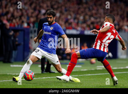 Athletic Club de Bilbao Raúl García und Atletico de Madrid Renan Lodi sind in Aktion während der spanischen La Liga Match Runde 10 zwischen Atletico de Madrid und Athletic Club Bilbao bei Wanda Metropolitano Stadion in Madrid gesehen. (Endstand; Atletico de Madrid 2:0 Athletic Club de Bilbao) Stockfoto