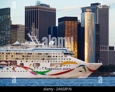 Norwegian Dawn Kreuzfahrtschiff, Lower Manhattan Skyline in New York Harbor. Stockfoto