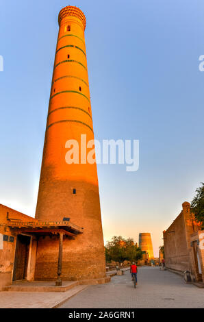 Jummi Minarett in der Altstadt von Chiwa, Usbekistan. Schlanken Minarett der Jummi Moschee (freitagsmoschee). Stockfoto