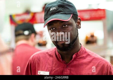 Eine schwarze KFC Arbeitnehmer Stefan an der lokalen Kentucky Fried Chicken, KFC weg Steckdose an. Stockfoto