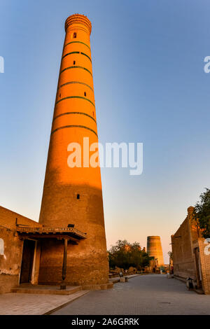 Jummi Minarett in der Altstadt von Chiwa, Usbekistan. Schlanken Minarett der Jummi Moschee (freitagsmoschee). Stockfoto