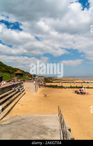 Die atemberaubenden Strand in Frinton-on-Sea, Essex, von Walton auf der Naze auf eine klare, hell Blau sonniger Tag im Sommer Stockfoto