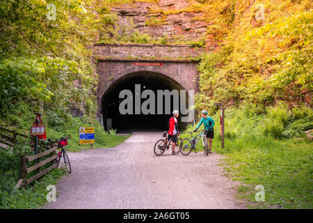 Zwei Radfahrer auf den Grabstein Viadukt eine große Brücke Viadukt in der Peak District Stockfoto