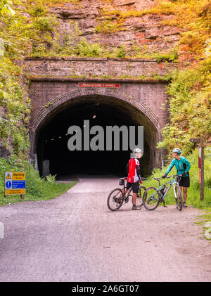 Zwei Radfahrer auf den Grabstein Viadukt eine große Brücke Viadukt in der Peak District Stockfoto