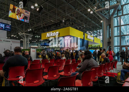 New York, NY, USA - 25. Oktober 2019: Allgemeine Ansicht der PDN PhotoPlus 2019 Konferenz und Expo im Javits Convention Center, Manhattan; Stockfoto
