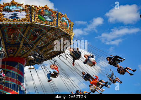 In der Nähe der Messe goers Spinnerei auf der Welle schwenkarme an der North Carolina State Fair in Raleigh. Stockfoto