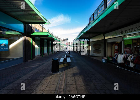 Barnardo's Charity Shop in einem desolaten Einkaufszentrum, praktisch der einzige Shop Links, Armut, High Street Rückgang, leere Geschäfte Stockfoto