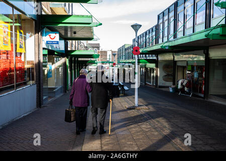 Barnardo's Charity Shop in einem desolaten Einkaufszentrum, praktisch der einzige Shop Links, Armut, High Street Rückgang, leere Geschäfte Stockfoto