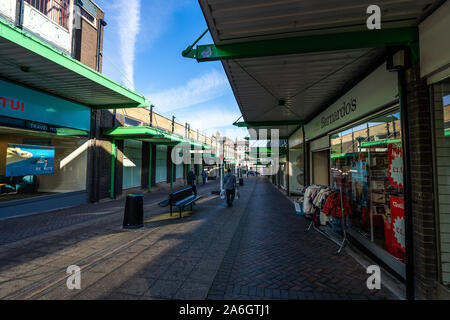 Barnardo's Charity Shop in einem desolaten Einkaufszentrum, praktisch der einzige Shop Links, Armut, High Street Rückgang, leere Geschäfte Stockfoto