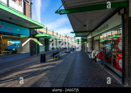 Barnardo's Charity Shop in einem desolaten Einkaufszentrum, praktisch der einzige Shop Links, Armut, High Street Rückgang, leere Geschäfte Stockfoto