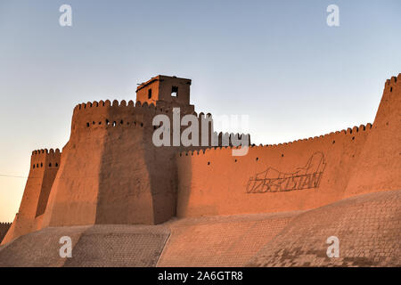 Wand von Itchan Kala (Ichon Qala) - Chiwa (Chiva, Heva, Xiva, Chiwa, Khiveh) - xorazm Provinz - Usbekistan - Stadt an der Seidenstraße in Zentralasien. Stockfoto