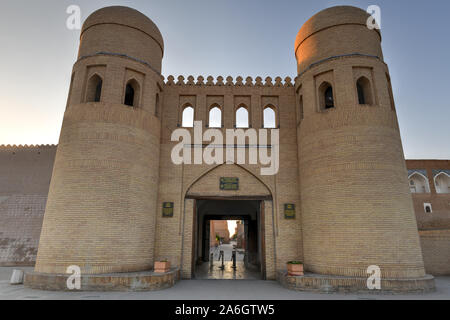 Wand von Itchan Kala (Ichon Qala) - Chiwa (Chiva, Heva, Xiva, Chiwa, Khiveh) - xorazm Provinz - Usbekistan - Stadt an der Seidenstraße in Zentralasien. Stockfoto