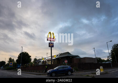 Die berühmte Golden Arches Zeichen von McDonalds, die jetzt 24 Stunden am Tag geöffnet und serviert Fastfood in der Innenstadt Stockfoto