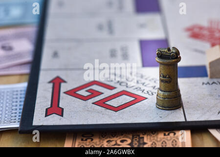 Ein Spieler landet auf dem Platz gehen, während Sie ein Spiel spielen Monopoly auf der 80th Anniversary Edition board Stockfoto