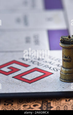 Ein Spieler landet auf dem Platz gehen, während Sie ein Spiel spielen Monopoly auf der 80th Anniversary Edition board Stockfoto