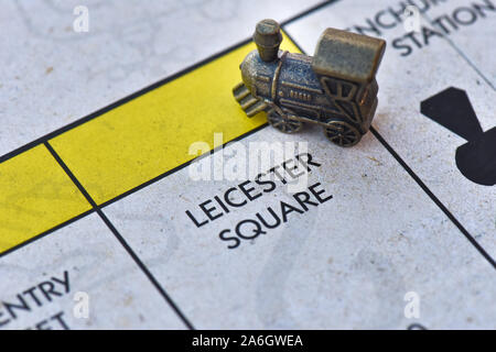 Ein Spieler landet auf dem Leicester Square eine Eigenschaft an Bord im Spiel des Monopols 80th Anniversary Edition Stockfoto