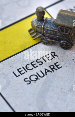 Ein Spieler landet auf dem Leicester Square eine Eigenschaft an Bord im Spiel des Monopols 80th Anniversary Edition Stockfoto