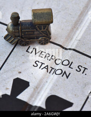 Ein Spieler mit dem Zug Stück landet auf der Liverpool Street Station im Brettspiel Monopoly Stockfoto