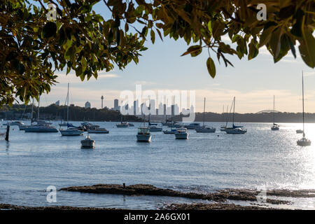 Sydney, NSW, Australia-Oct 20, 2019: Blick über die CBD Skyline und Boote von Watsons Bay, Australiens älteste Fischerdorf und ein beliebter Ort mit Stockfoto