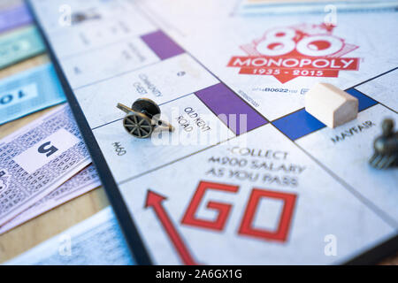 Ein Spieler landet auf dem Platz gehen, während Sie ein Spiel spielen Monopoly auf der 80th Anniversary Edition board Stockfoto