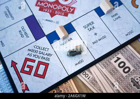 Ein Spieler landet auf dem Mayfair Square, während Sie ein Spiel spielen Monopoly auf der 80th Anniversary Edition board Stockfoto