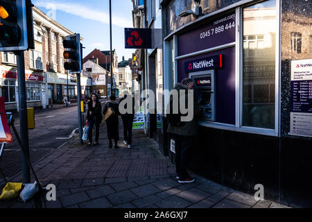 Ein Mann mit der Natwest Bankomat, Geldautomaten, atm etwas Geld auf die hohe Straße zurückziehen Stockfoto