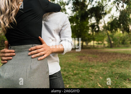 Junger Mann umarmt seinen Partner in der Liebe, beim Denken über seine Zukunft. Stockfoto