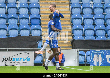 Colchester, Großbritannien. 26 Okt, 2019. Ben Stevenson von Colchester Utd (oben) feiert, nachdem er zählt 2. Ziel. EFL Skybet Fußball-Liga zwei überein, Colchester Utd v Newport County an der Jobserve Gemeinschaft Stadion in Colchester, Essex am Samstag, den 26. Oktober 2019. Dieses Bild dürfen nur für redaktionelle Zwecke verwendet werden. Nur die redaktionelle Nutzung, eine Lizenz für die gewerbliche Nutzung erforderlich. Keine Verwendung in Wetten, Spiele oder einer einzelnen Verein/Liga/player Publikationen. pic von der Credit: Andrew Orchard sport Fotografie/Alamy leben Nachrichten Stockfoto