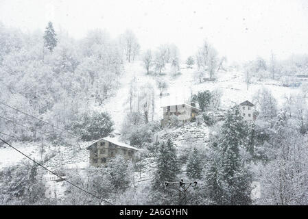 Häuser unter Blizzard im Winter. Camlihemsin Rize Türkei. Stockfoto