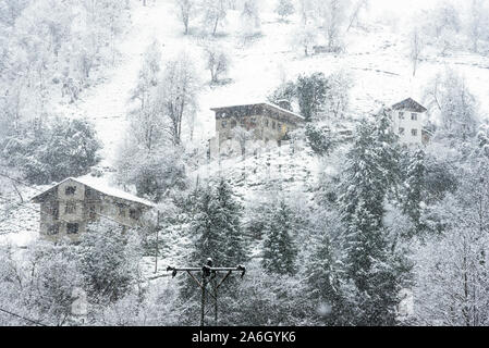 Häuser unter Blizzard im Winter. Camlihemsin Rize Türkei. Stockfoto