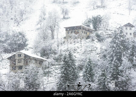 Häuser unter Blizzard im Winter. Camlihemsin Rize Türkei. Stockfoto